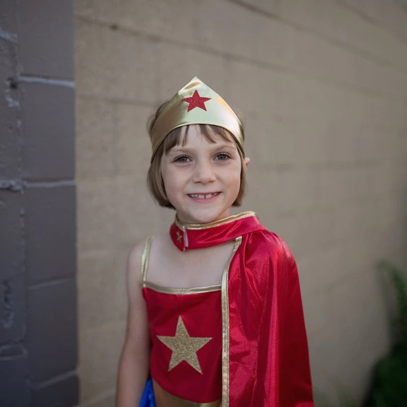 Mère Et Fille En Costume De Super-héros Debout Avec Les Mains Sur