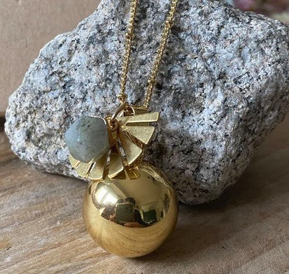 Bola de grossesse Gold plated pierre labradorite et pendentif bohème
